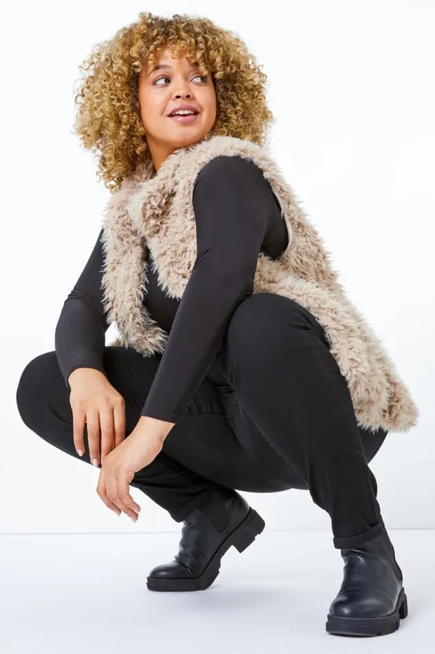 Beige Curve Textured Faux Fur Gilet Women Roman Coats