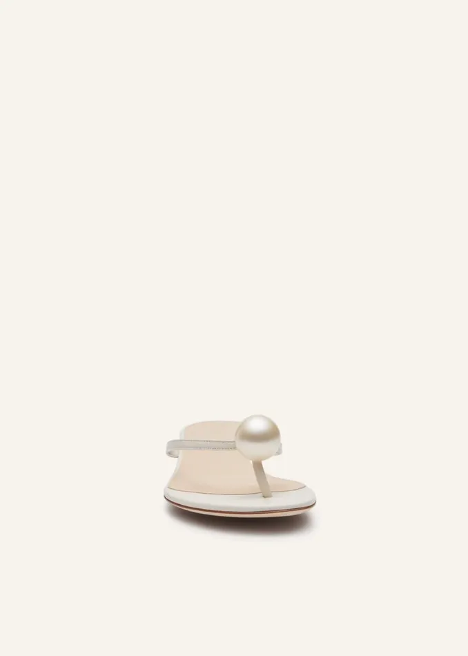 Shop Magda Butrym Shoes Flat Thong Pearl Sandals In Cream Leather Shop Magda Butrym Shoes Flat Thong Pearl Sandals In Cream Leather